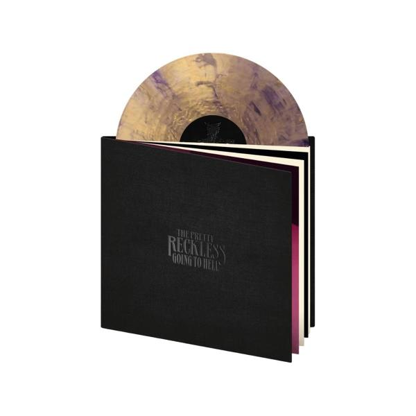 Vinyl-Schallplatte in einem schwarzen Cover. Die Schallplatte ist lila und goldfarben. Weißer Hintergrund.