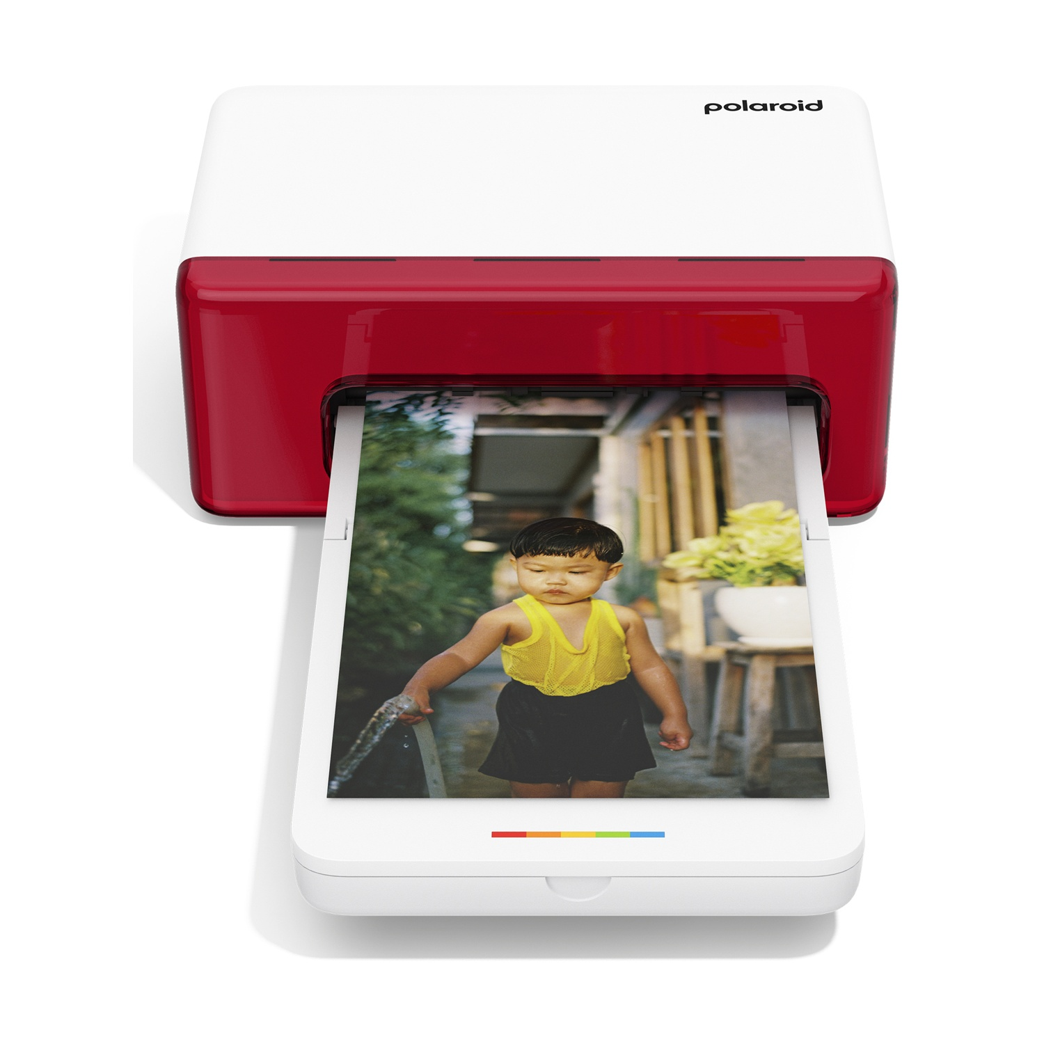 Una stampante Polaroid rossa e bianca che stampa l'immagine di un bambino con una maglietta gialla.
