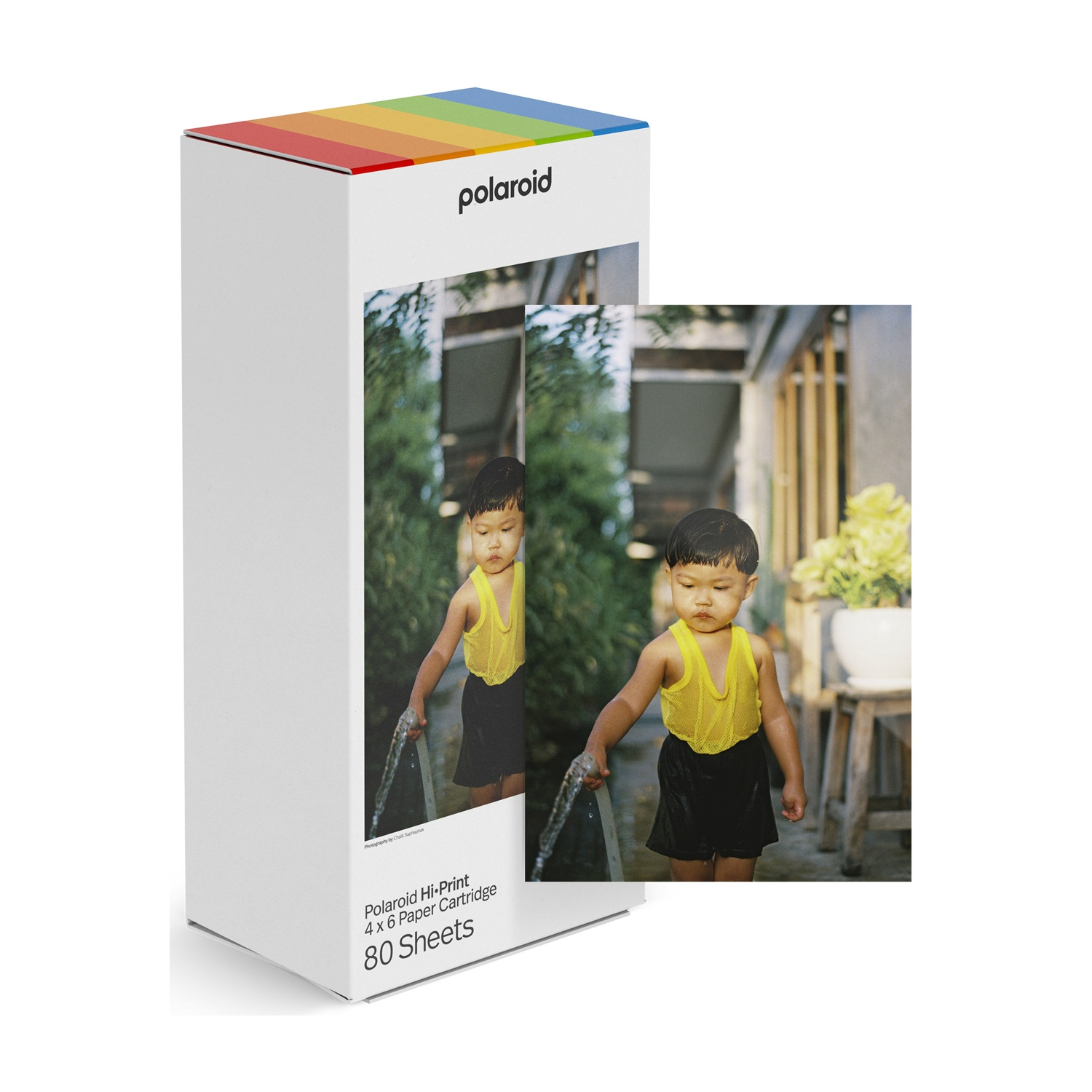 Scatola di carta Polaroid Hi-Print con due foto di un bambino che innaffia le piante.