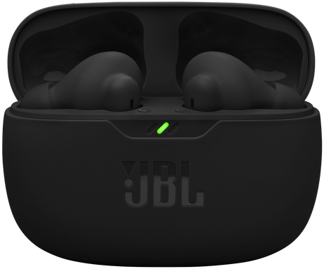 Fekete JBL fülhallgatók a töltőtokban. A tokon a JBL logó és egy zöld fény látható.