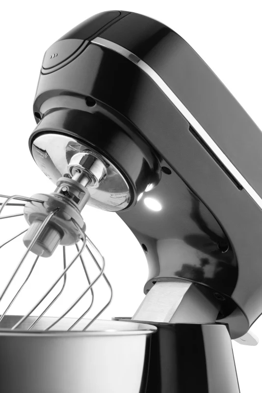 Fekete robotgép rozsdamentes acél tálal és habverővel.