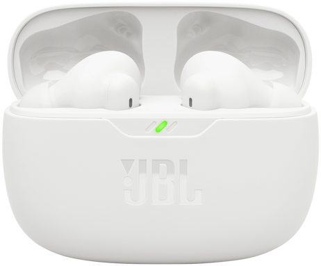 Fehér JBL fülhallgatók fehér töltőtokban, nyitva, zöld fénnyel.