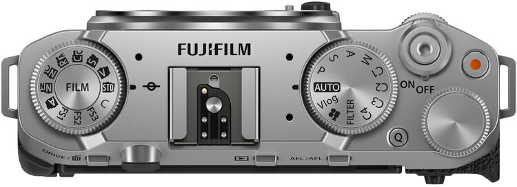Felülnézet egy ezüst kameráról, több tárcsával, gombbal és a Fujifilm logóval.