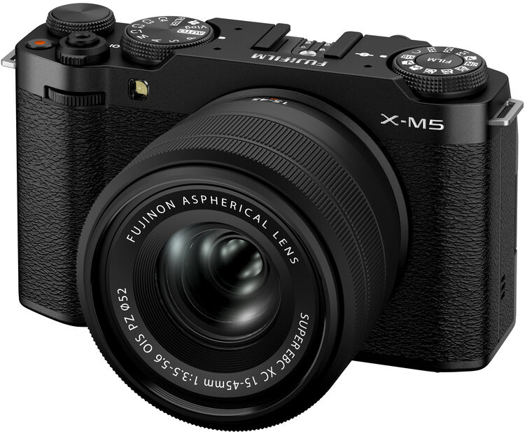Fekete Fujifilm X-M5 kamera objektívvel. Fehér háttér előtt izolálva. Felülnézet, szögben.