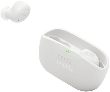 Fehér JBL fülhallgató és töltőtok, egy fülhallgató a tokon kívül.