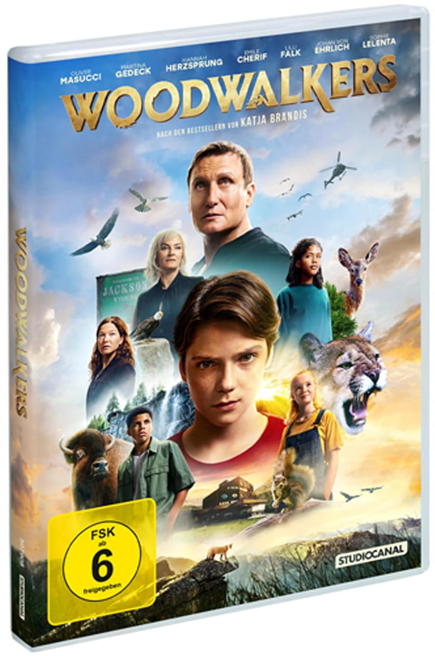 DVD-Cover eines Films. Es zeigt eine Gruppe von Leuten vor einem Wald.