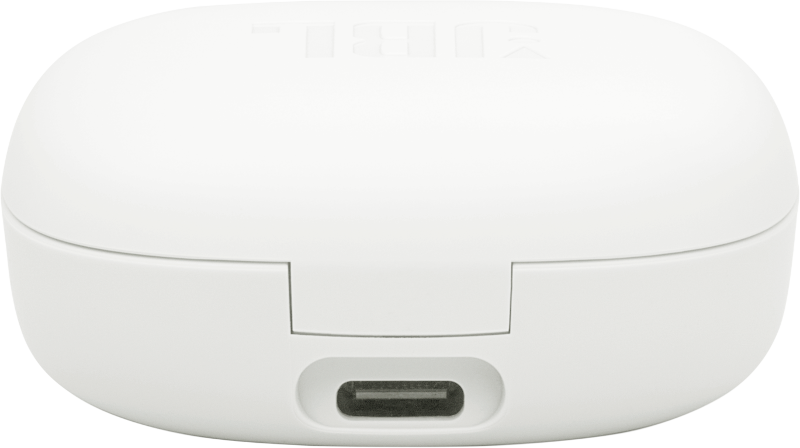 Fehér töltőtok USB-C porttal, a port nyílását mutatva.