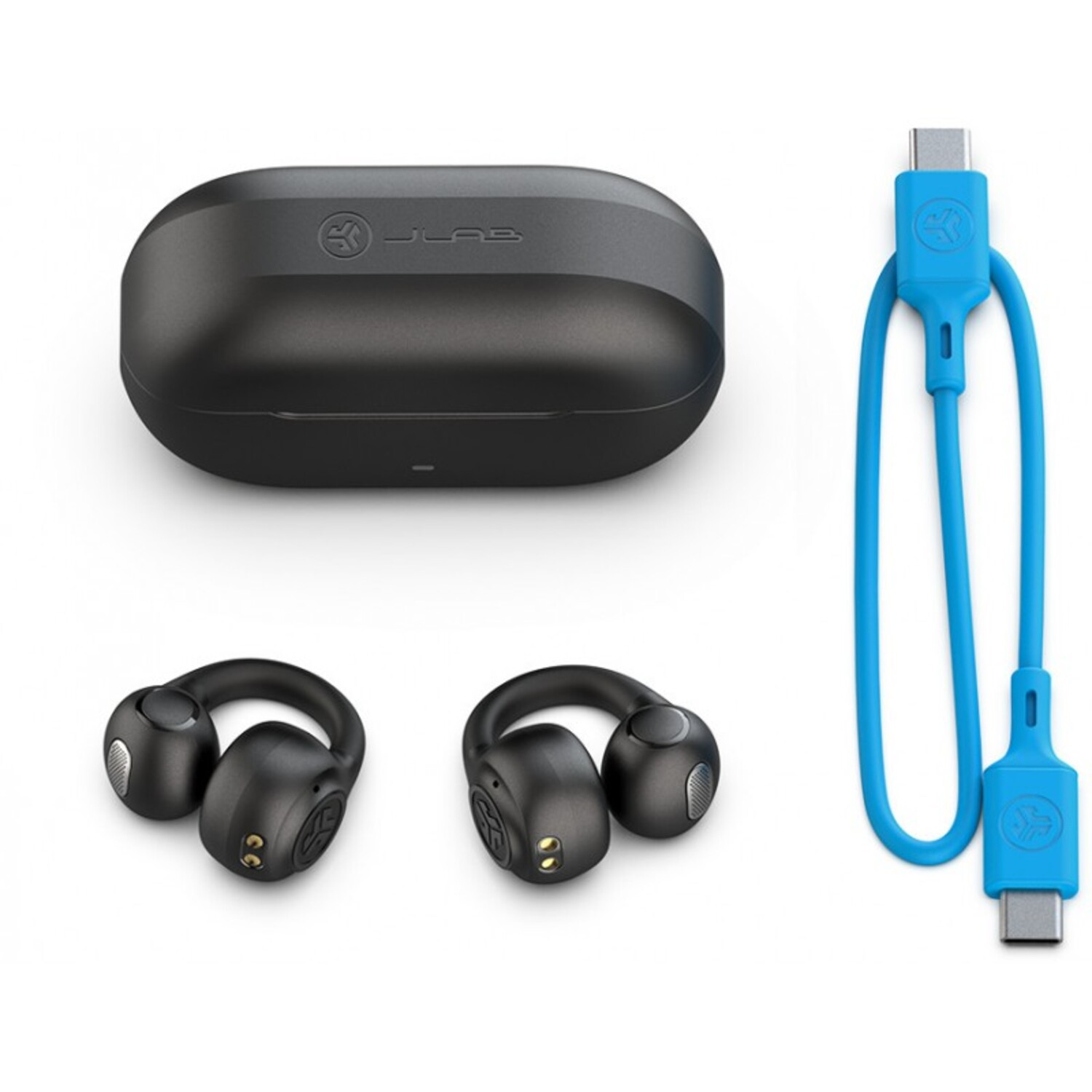 Écouteurs JLab noirs, étui de chargement et câble USB-C bleu sur fond blanc.
