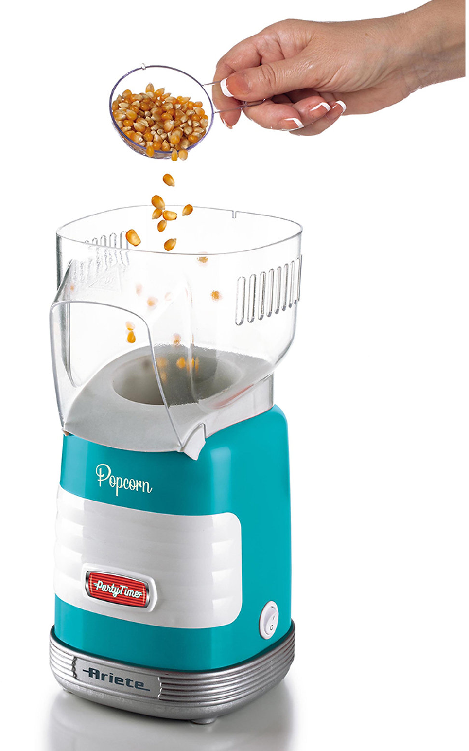Una macchina per popcorn con base turchese, parte centrale bianca e parte superiore trasparente, con aggiunta di chicchi di mais.