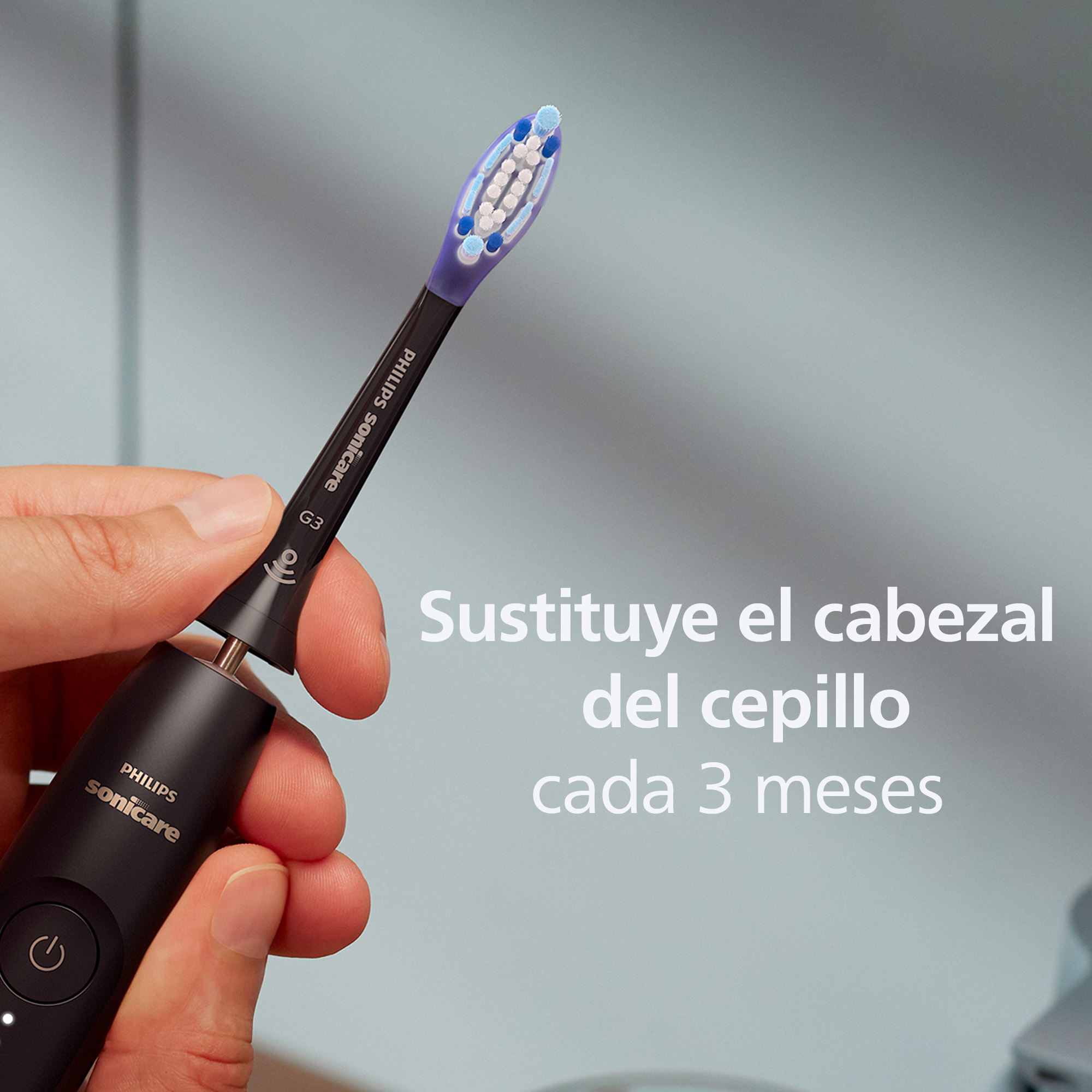 Mano sosteniendo un cepillo de dientes eléctrico negro con texto: Reemplace el cabezal cada 3 meses.