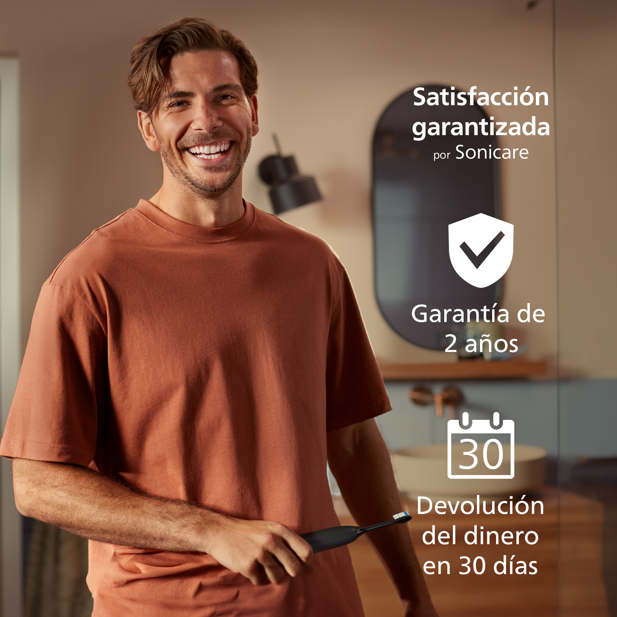 Persona feliz sosteniendo un cepillo de dientes, con texto: Satisfacción garantizada y devolución del dinero en 30 días.