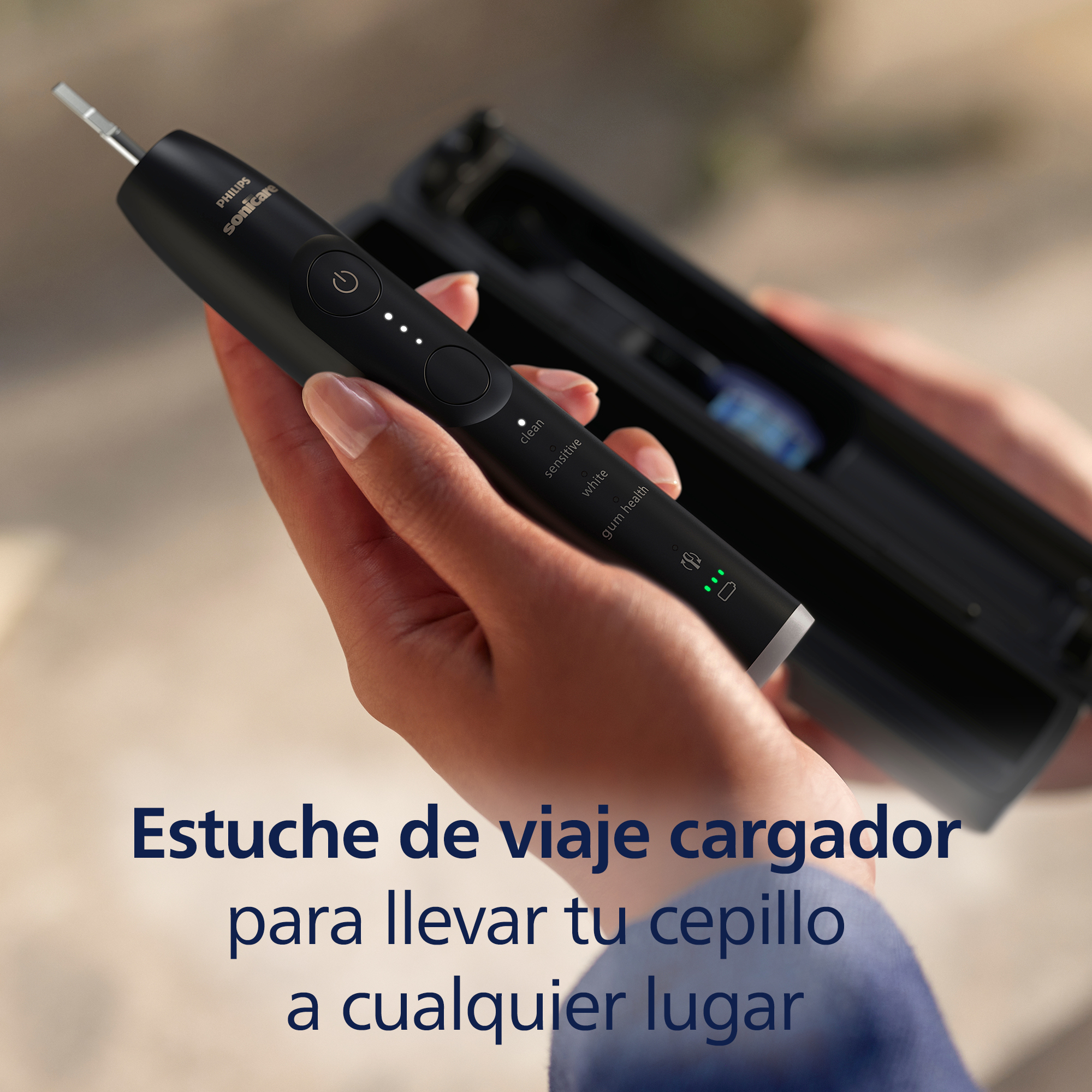 Persona sosteniendo un cepillo de dientes Philips Sonicare negro. Texto: cargador de viaje.