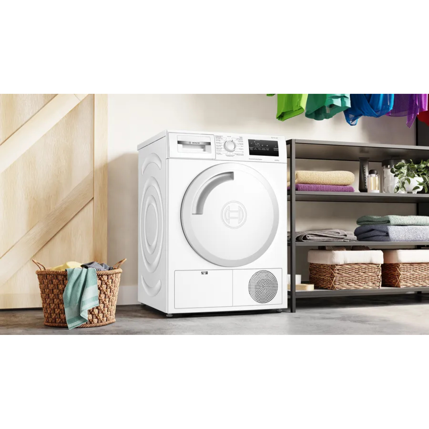 Sèche-linge blanc avec panier à linge et étagères avec articles propres.