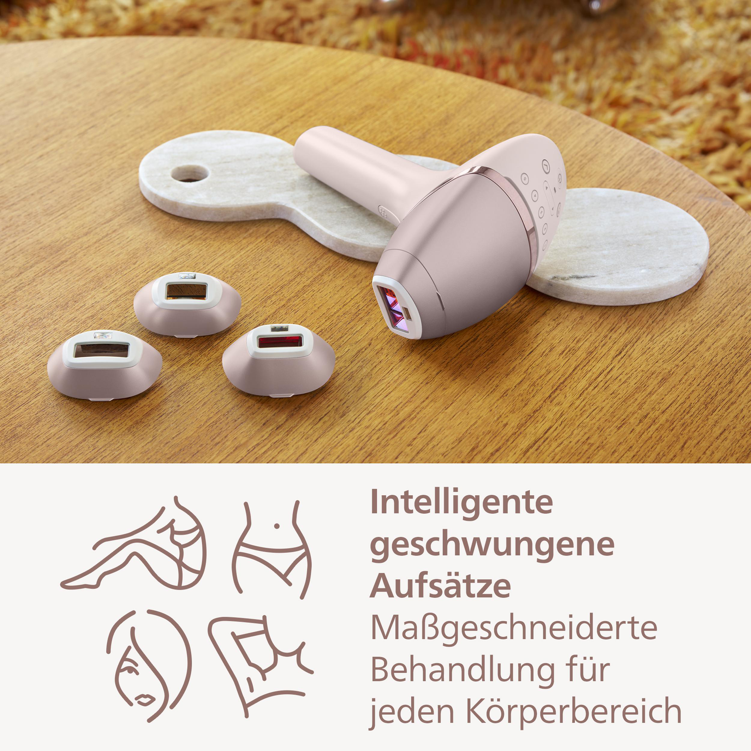 Haarentfernungsgerät und Aufsätze auf einem Holztisch mit Text zum Produkt.