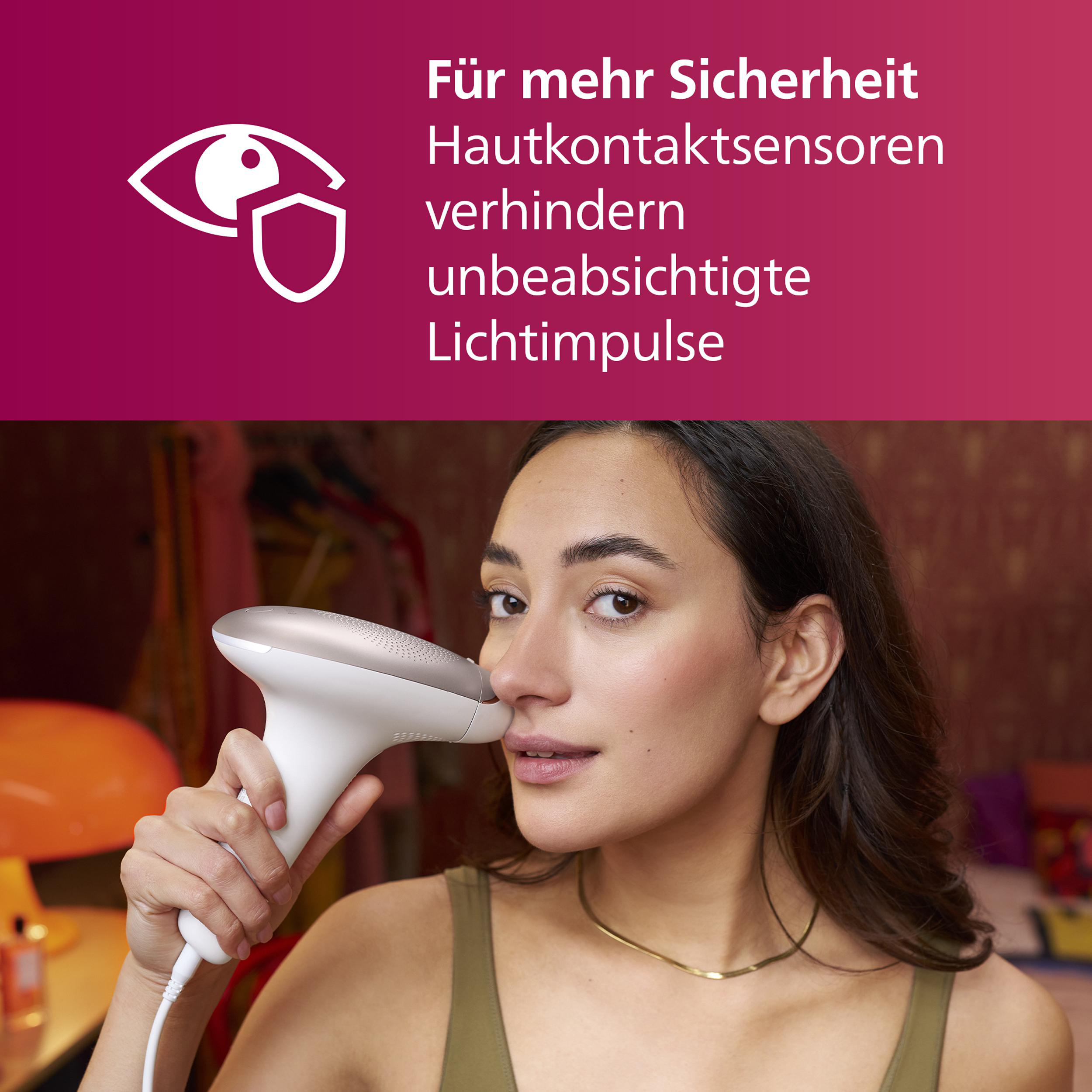 Frau benutzt Hautbehandlungsgerät. Text auf Deutsch über Hautkontaktsensoren.