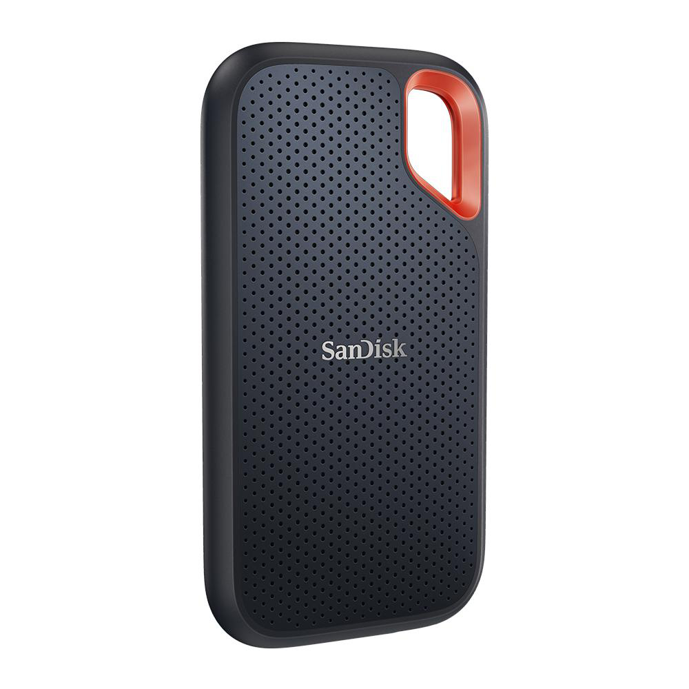 Schwarze und orangefarbene externe SanDisk-Festplatte. Perforiertes Design, mit Schlaufe.
