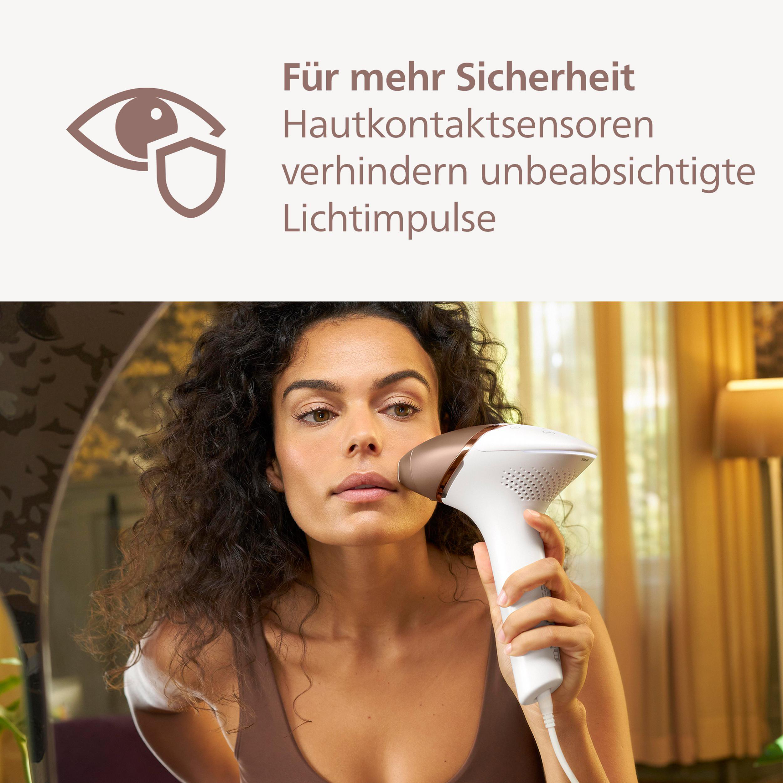 Frau hält ein weißes Gerät in einem Badezimmer an ihr Gesicht, mit Text oben.