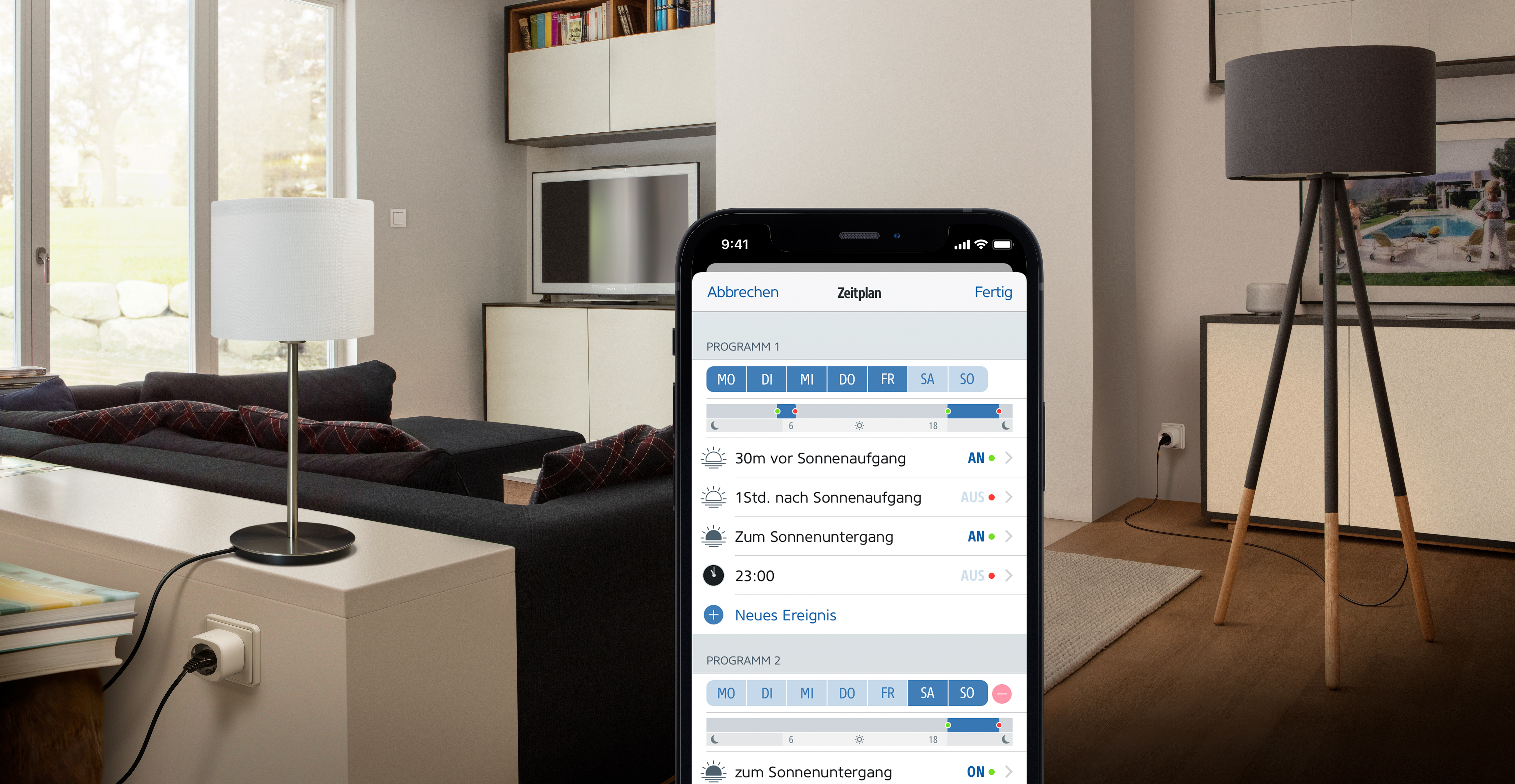 Ein Smartphone zeigt eine Smart-Home-App zur Steuerung einer Lampe. Eine Lampe mit weißem Schirm steht auf weißer Oberfläche.