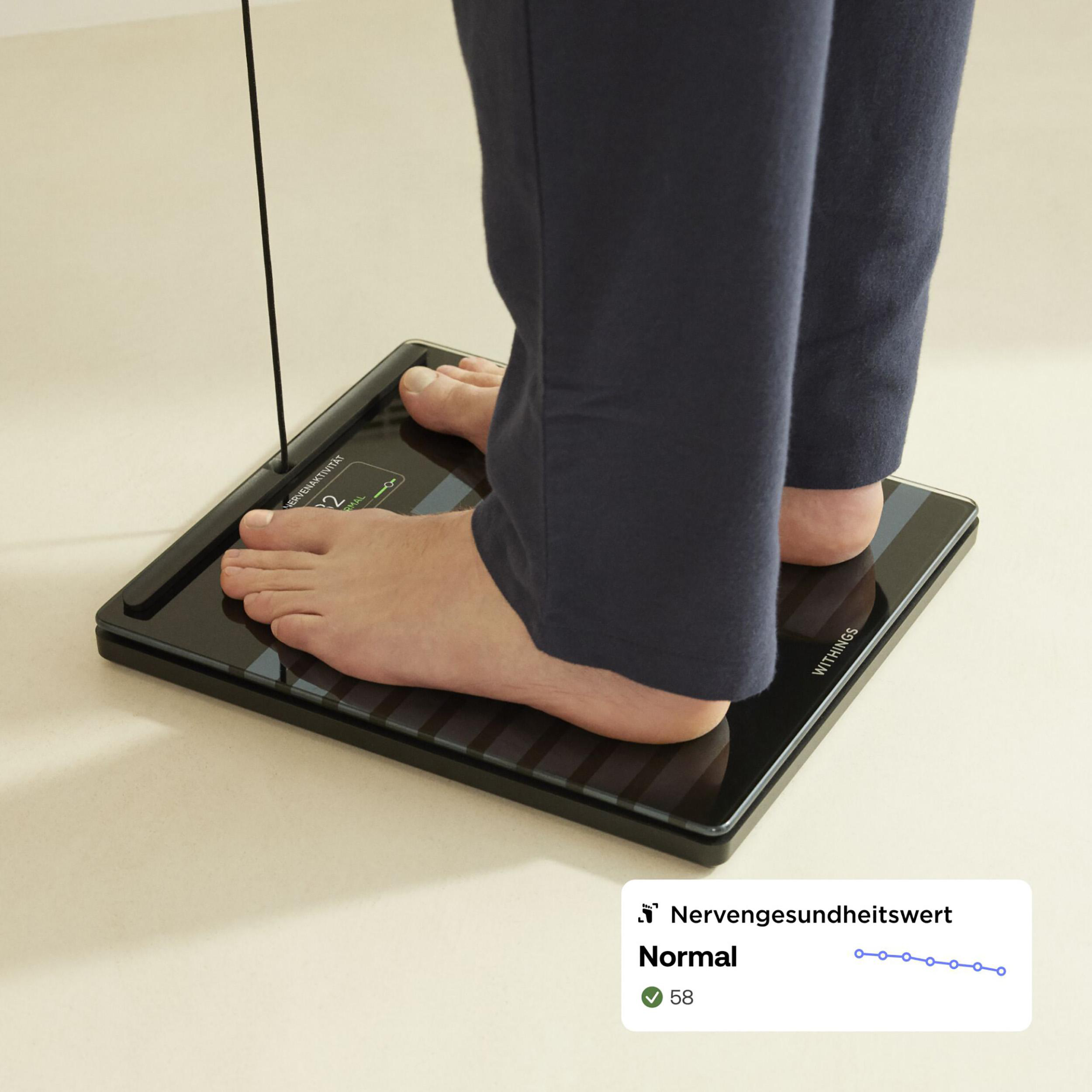 Person steht auf einer schwarzen Waage. Ein Display zeigt 'Normal' Gesundheitswert.