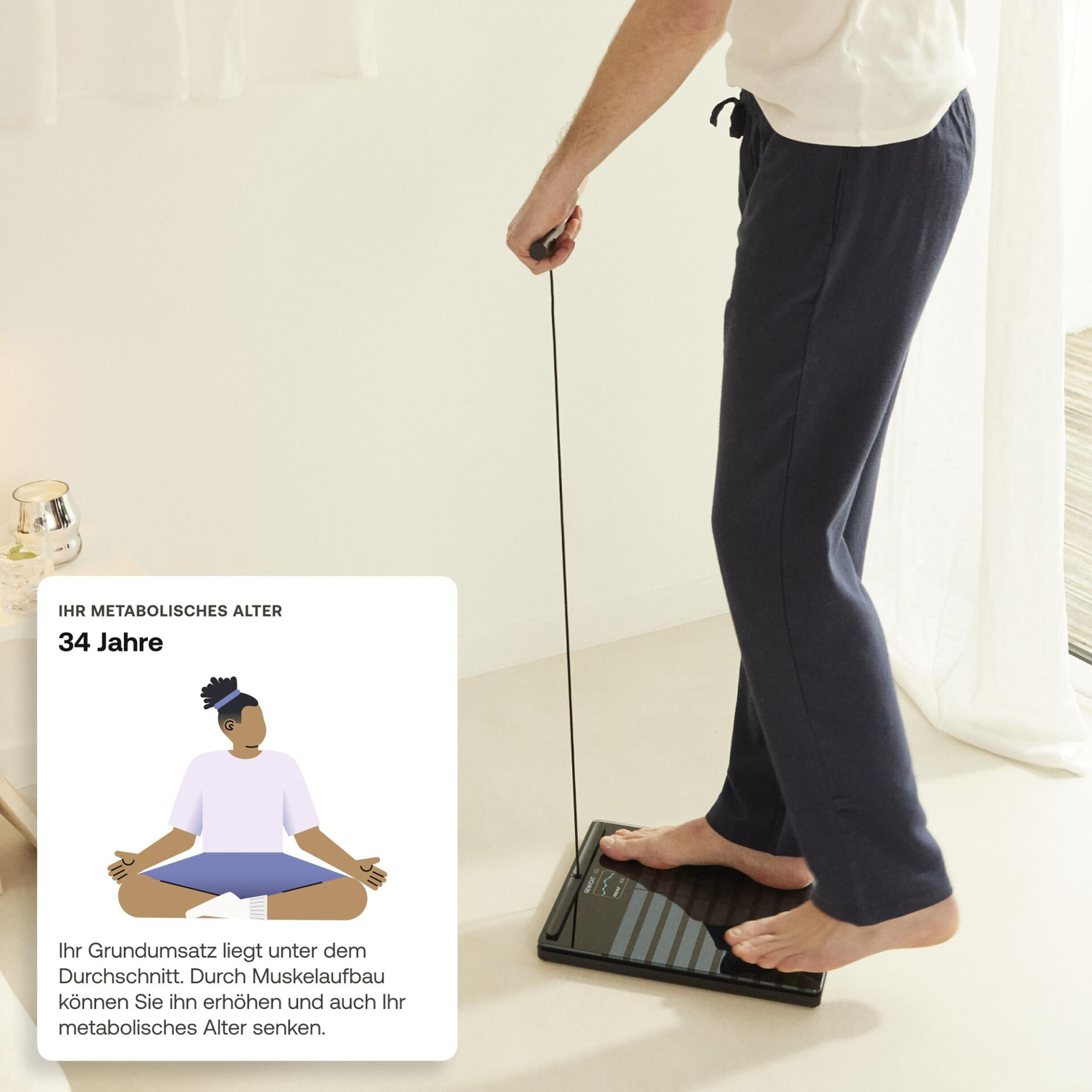 Eine Person steht auf einer Waage, das Display zeigt eine Gesundheitsmetrik.