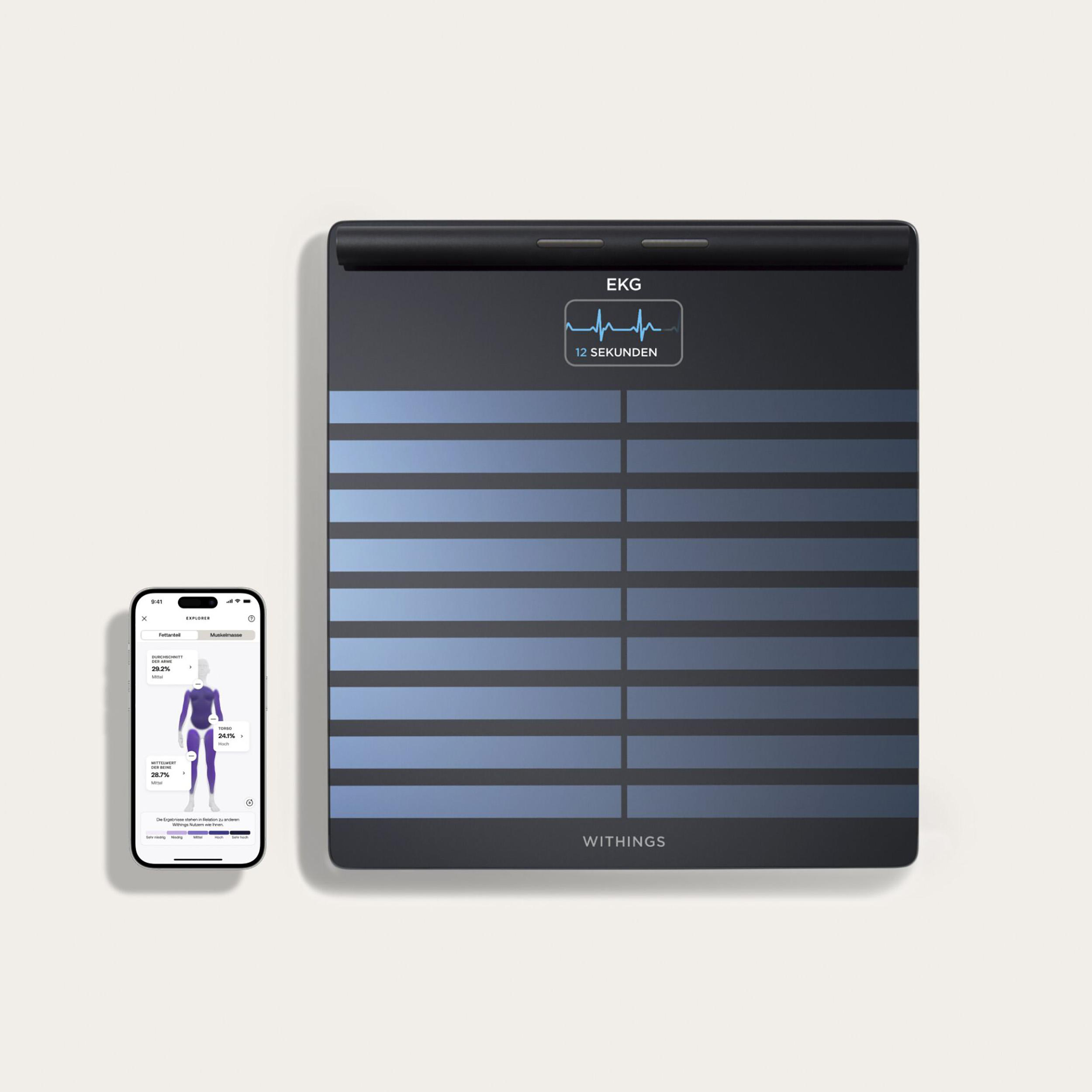 Eine schwarze intelligente Waage mit einem Bildschirm, der ein EKG-Diagramm und ein Smartphone anzeigt.