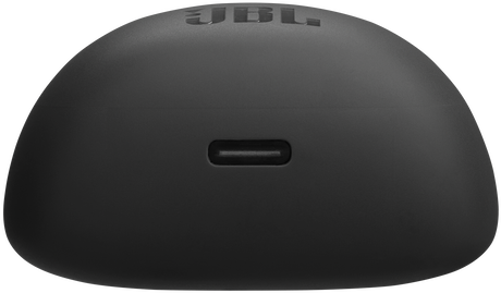 Egy fekete JBL fülhallgató aljának közeli képe, amely egy USB-C portot mutat.