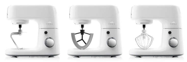 Fehér konyhai mixer különböző tartozékokkal, oldalnézet.