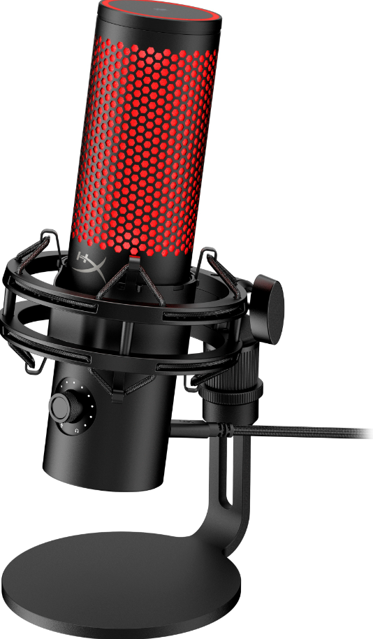 Micrófono HyperX negro con rejilla iluminada en rojo. El micrófono está sobre un soporte negro.