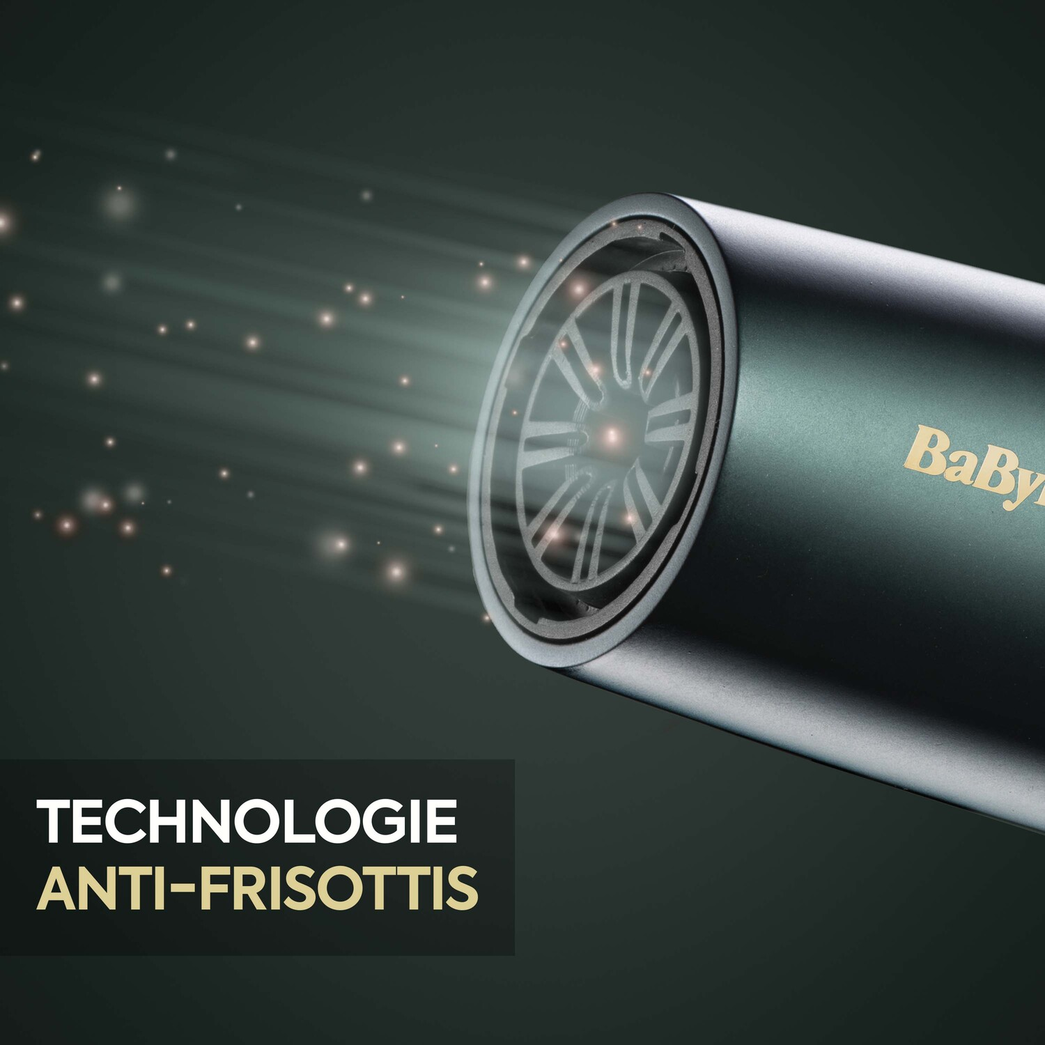 Gros plan sur la buse du sèche-cheveux BaByliss avec texte de technologie anti-frisottis, sur fond sombre.