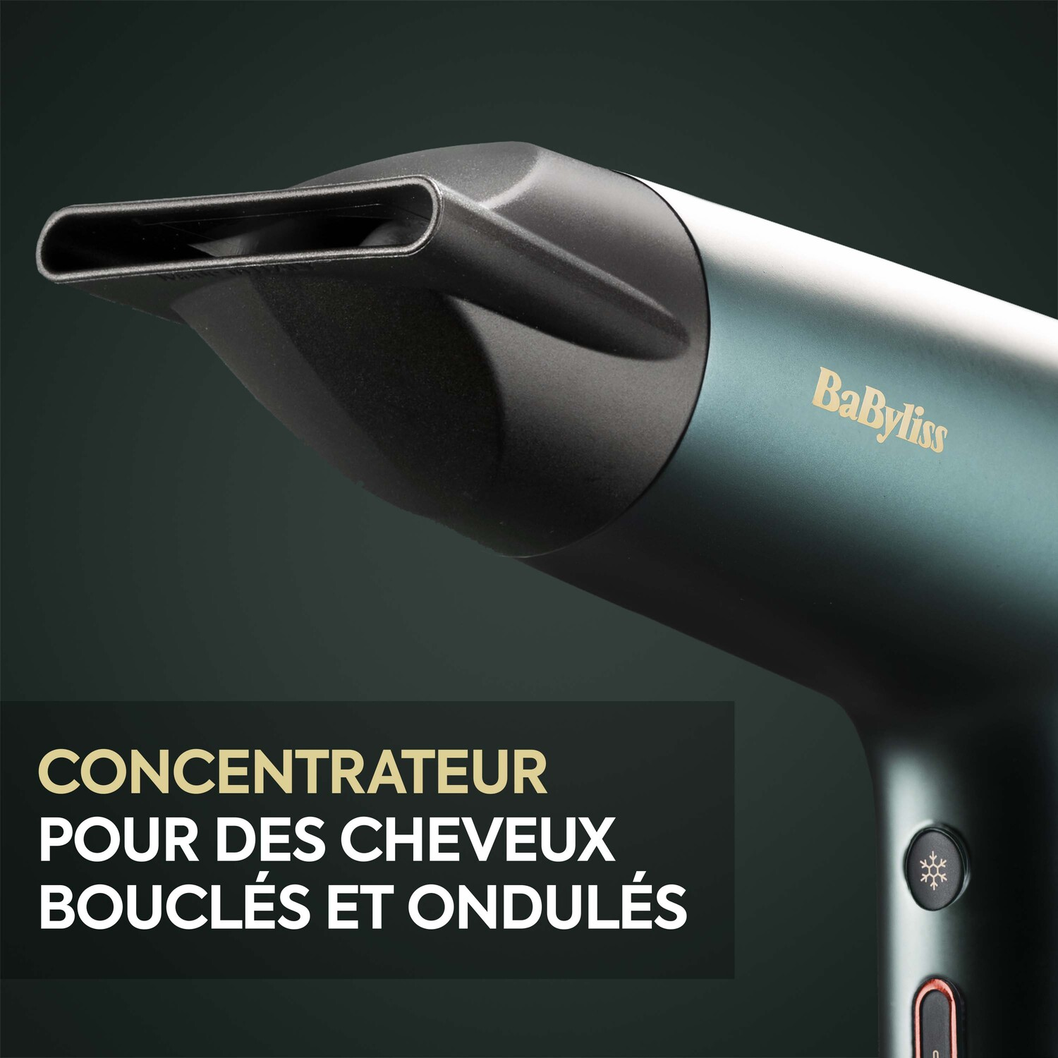 Gros plan d'un sèche-cheveux bleu-vert et noir avec du texte sur les cheveux bouclés et ondulés.