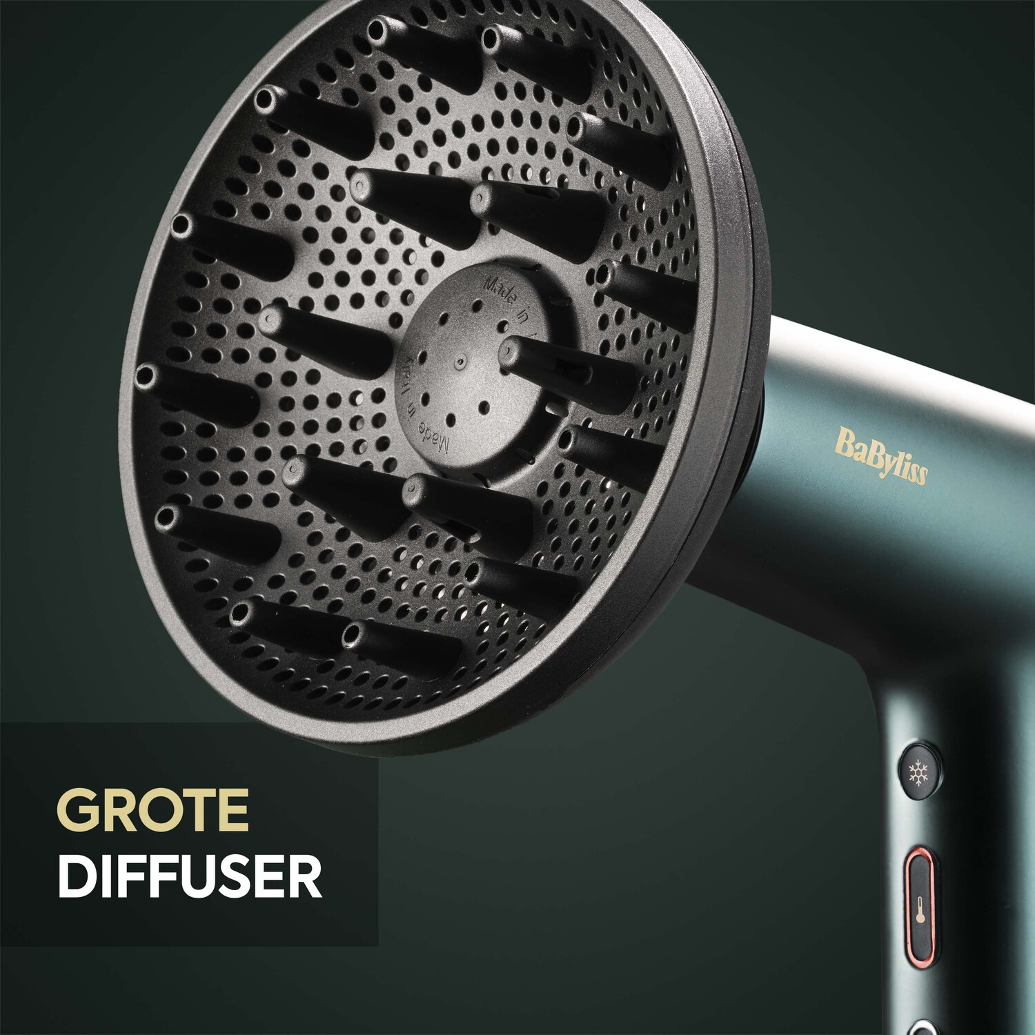 Close-up van een zwarte föhndiffuser met een blauwgroene handgreep. Tekst: Grote Diffuser.