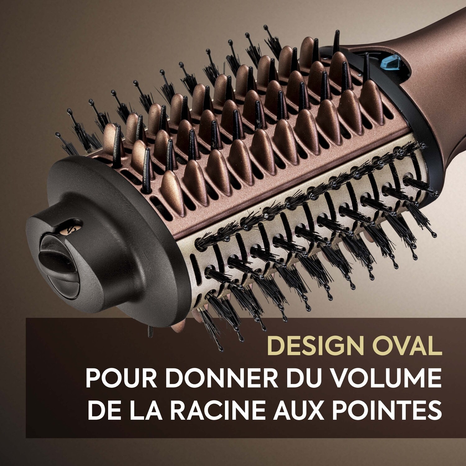 Gros plan sur une brosse à coiffer avec du texte, montrant les poils et les détails du design.