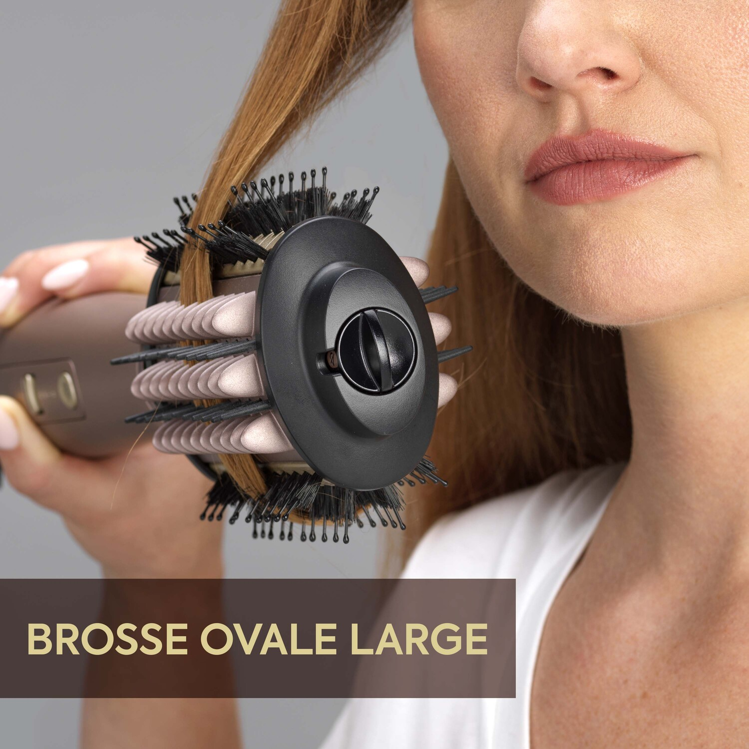 Une femme utilise une grande brosse ovale sur ses cheveux. Texte : BROSSE OVALE LARGE.