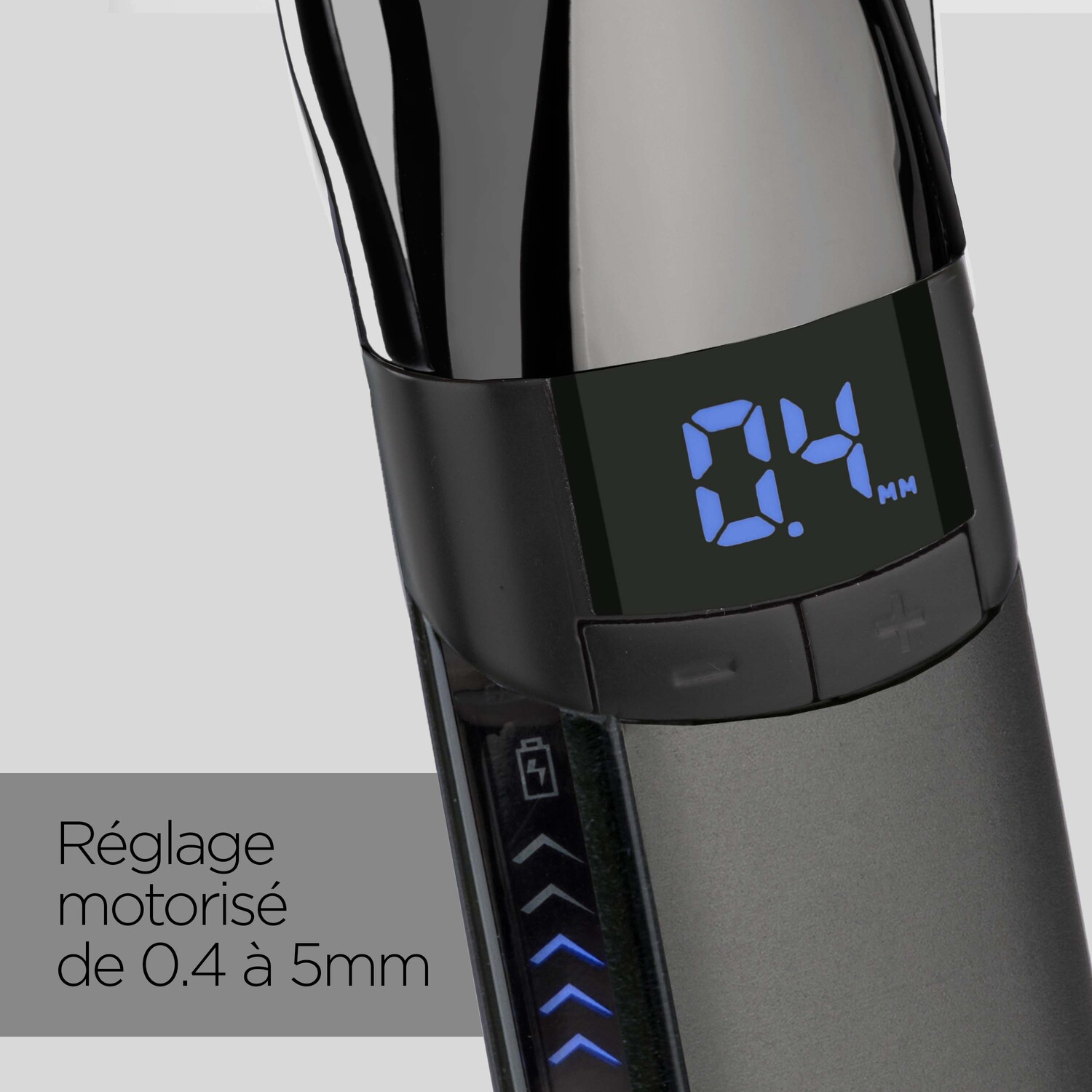 Gros plan de l'affichage numérique d'une tondeuse montrant un réglage de 0,4 mm, avec des boutons et un indicateur de batterie.