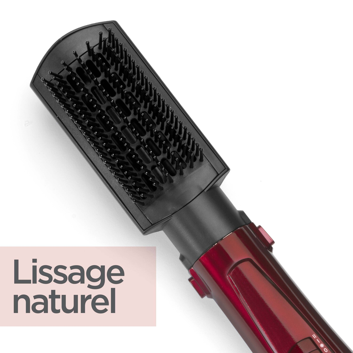 Une brosse lissante, rouge et noire, avec le texte 'Lissage naturel' sur un fond rosé.