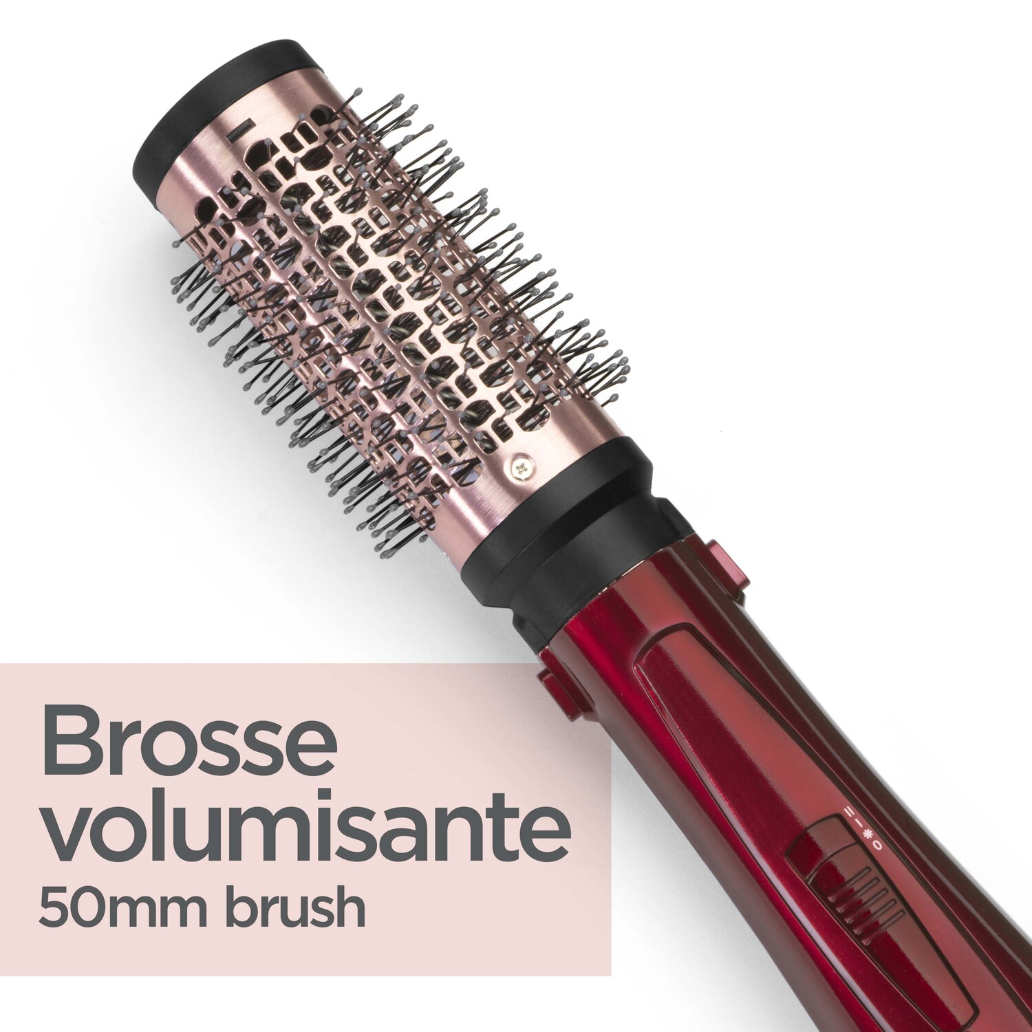 Une brosse à cheveux volumisante rose avec une poignée rouge, fond blanc.