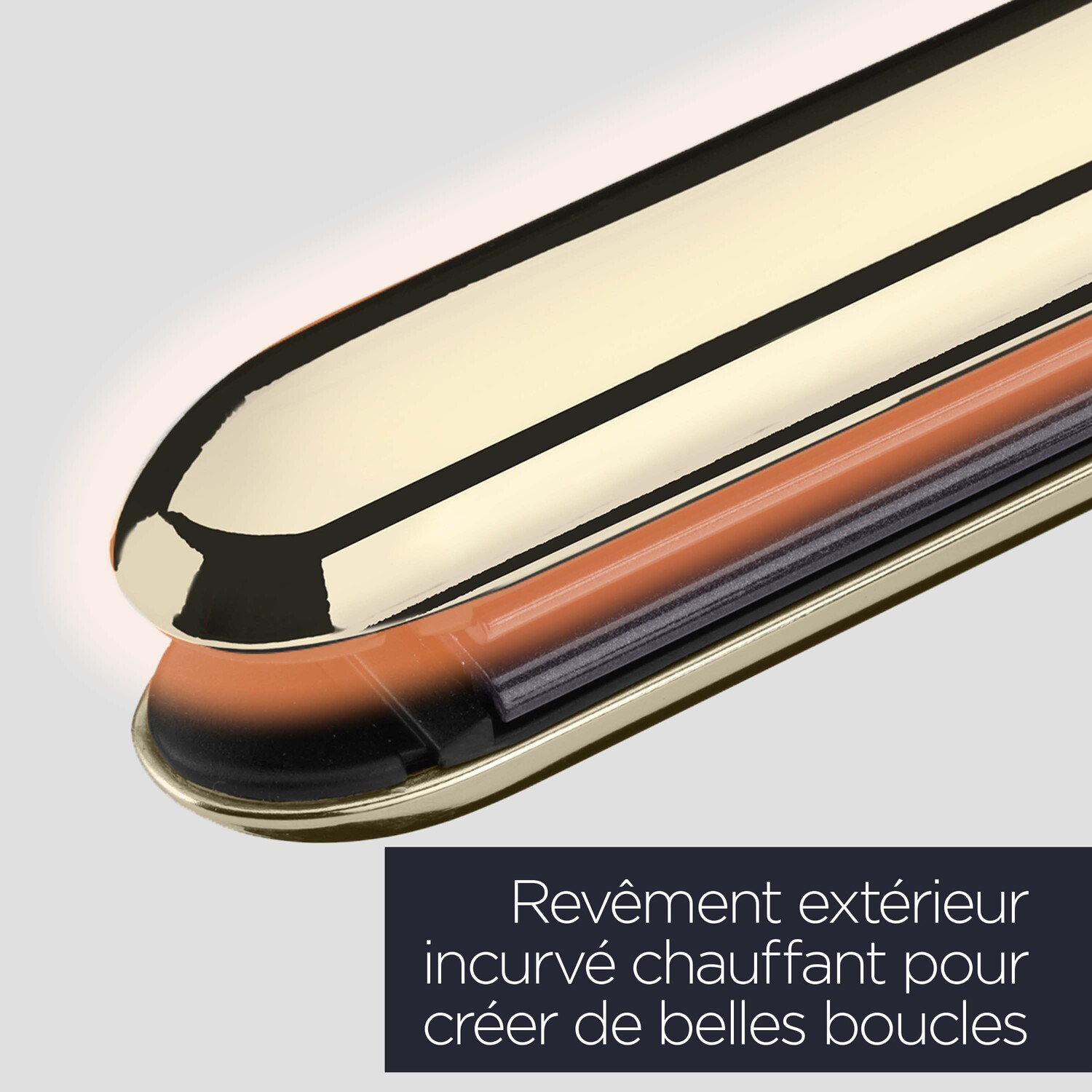 Fer à lisser doré avec extérieur incurvé pour créer des boucles.