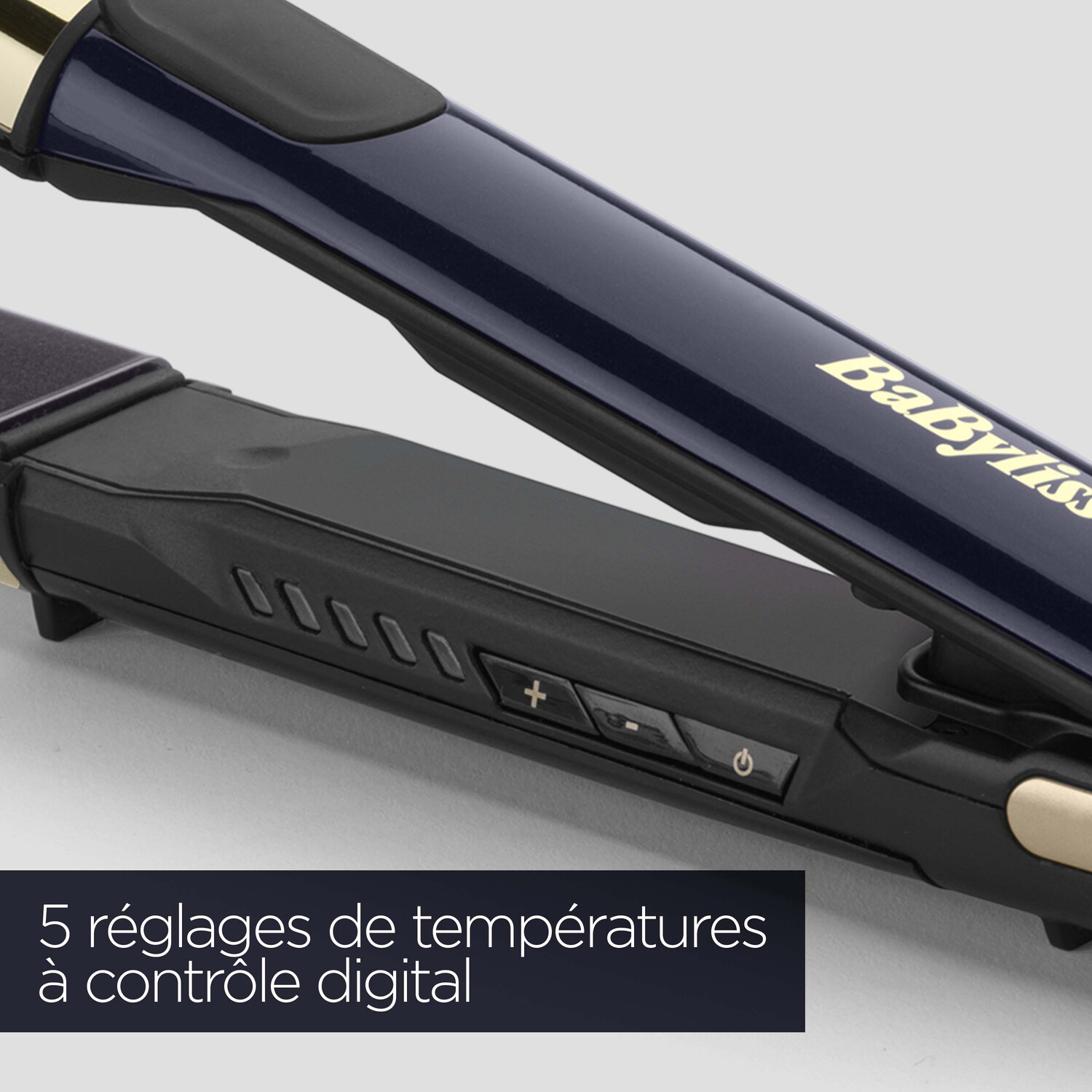 Fer à lisser bleu foncé et doré, avec un écran affichant les réglages de température. Texte également présent.