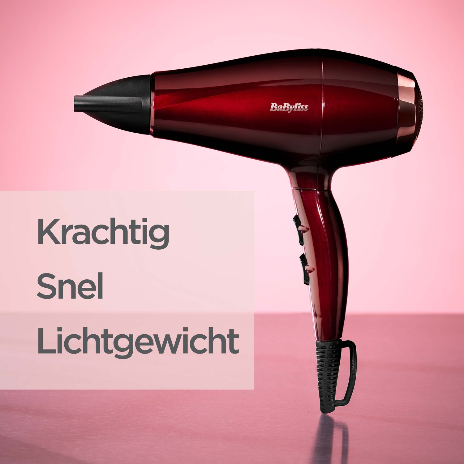 Een rode föhn met tekst: krachtig, snel, lichtgewicht.