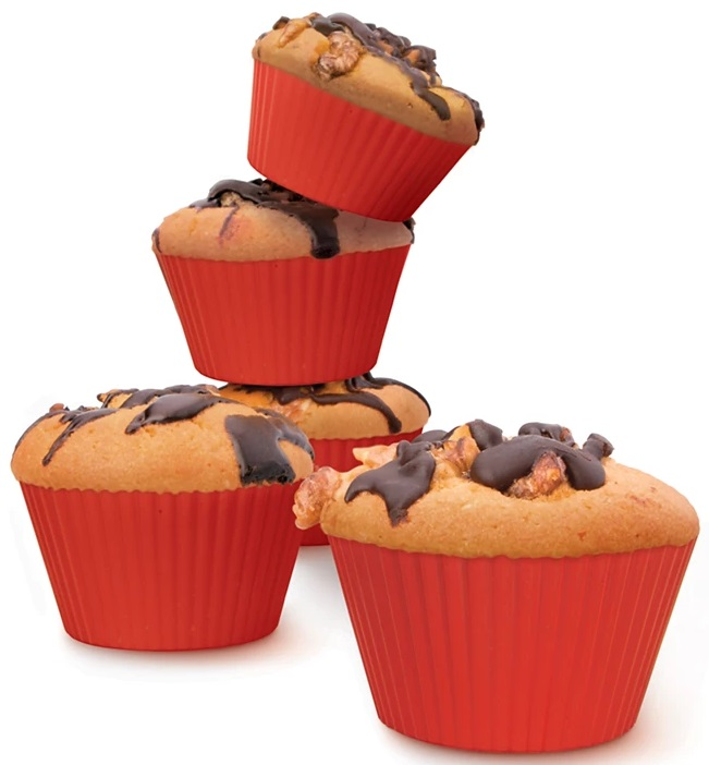 Cztery babeczki w czerwonych papilotach, niektóre z czekoladą i orzechami.