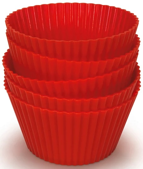 Stos czterech czerwonych silikonowych foremek do babeczek. Żebrowane boki i okrągłe kształty.