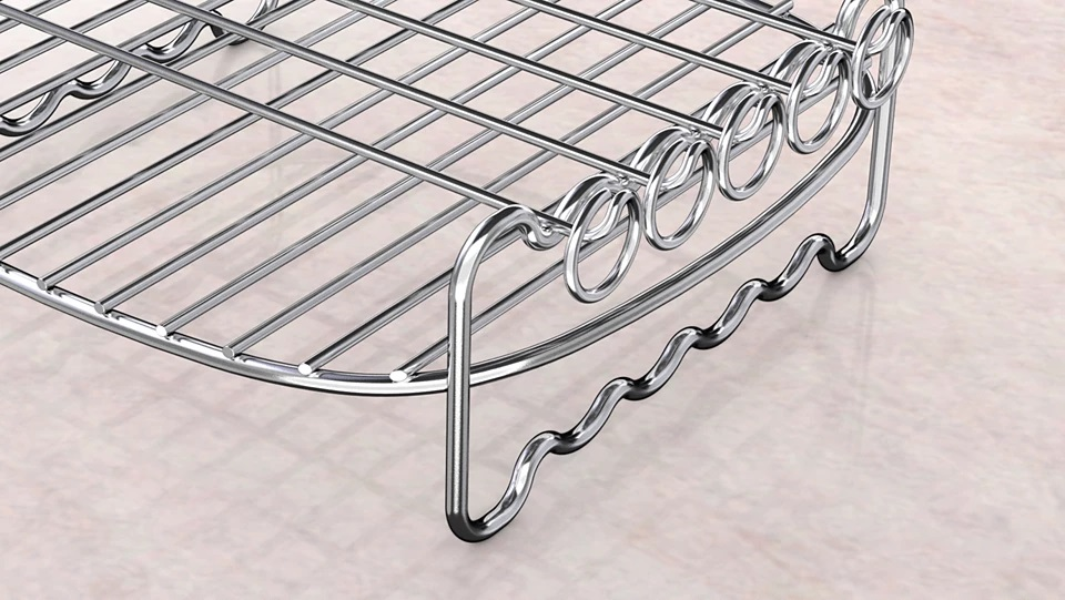 Chromowany metalowy ruszt chłodzący o zakrzywionym designie. Błyszcząca powierzchnia.