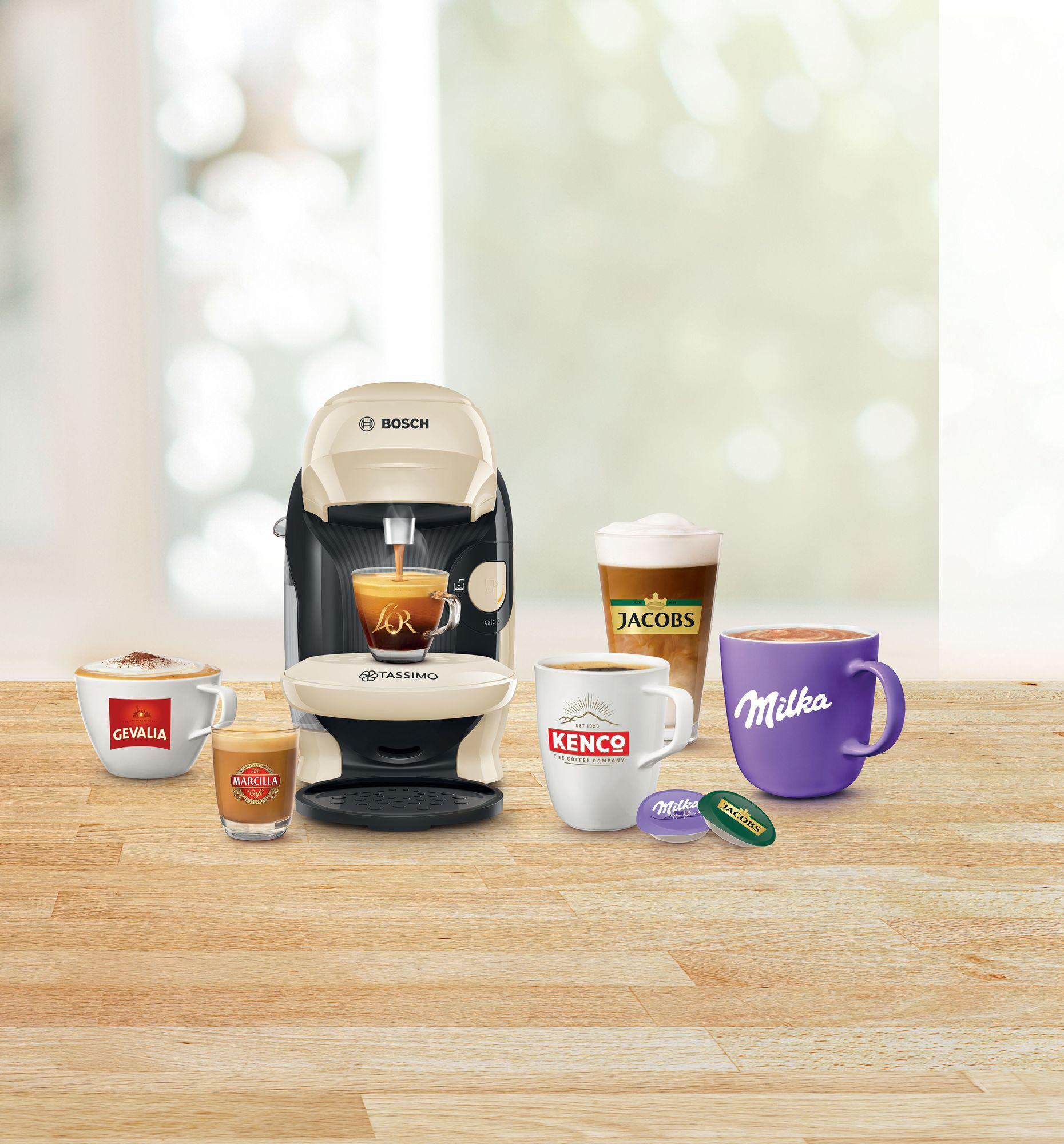 Kaffeemaschine mit Kaffeetassen auf einem Holztisch.