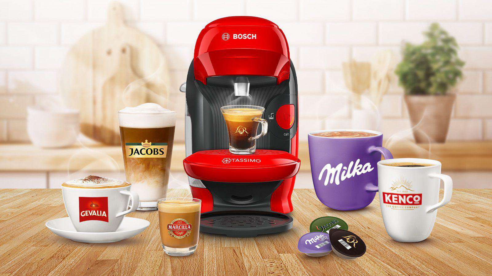 Rote Bosch Tassimo Kaffeemaschine mit mehreren Kaffeetassen auf einem Holztisch.