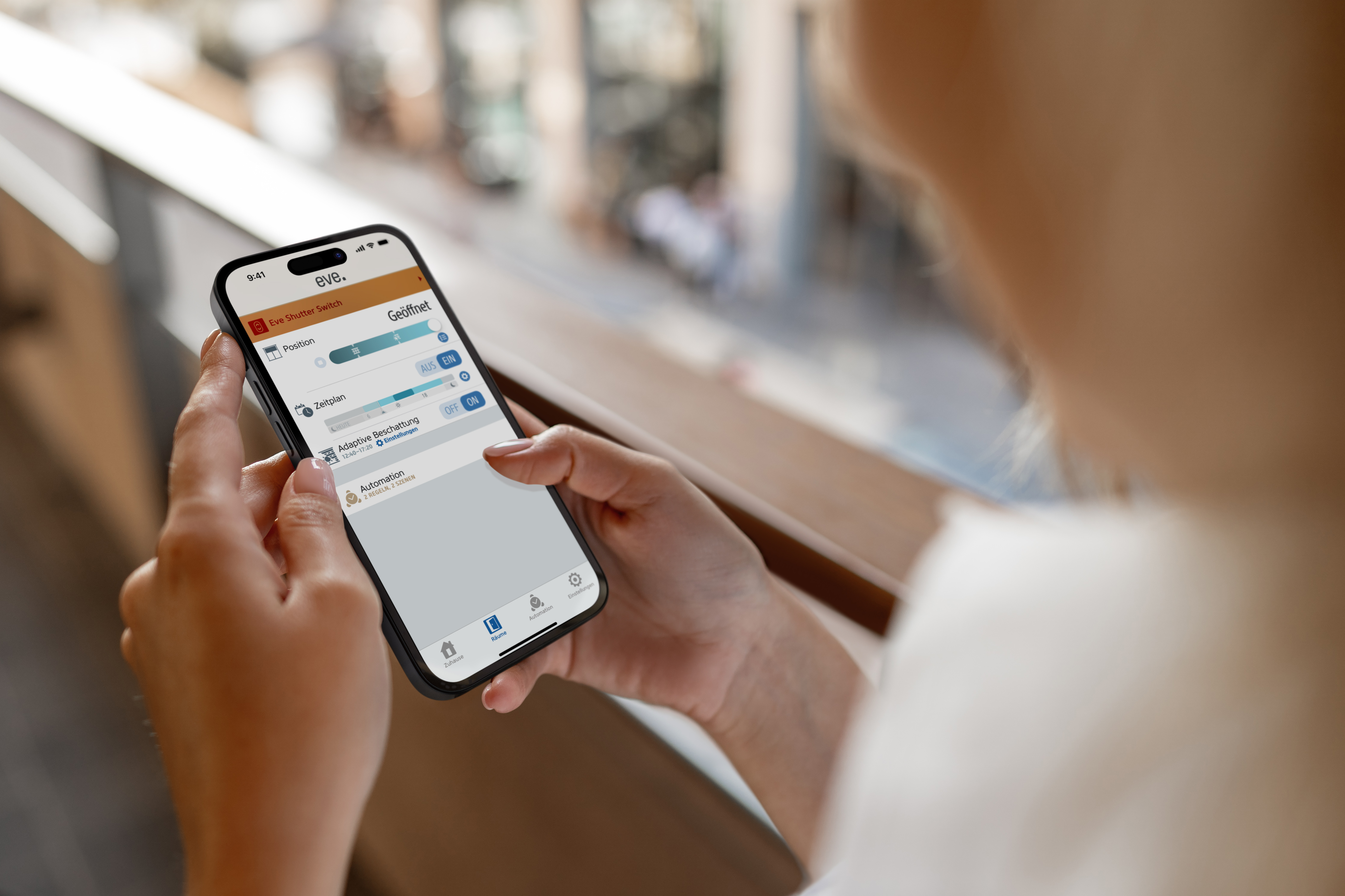 Eine Person hält ein Telefon, das eine Golf-App zeigt. Die App zeigt Kursinformationen.