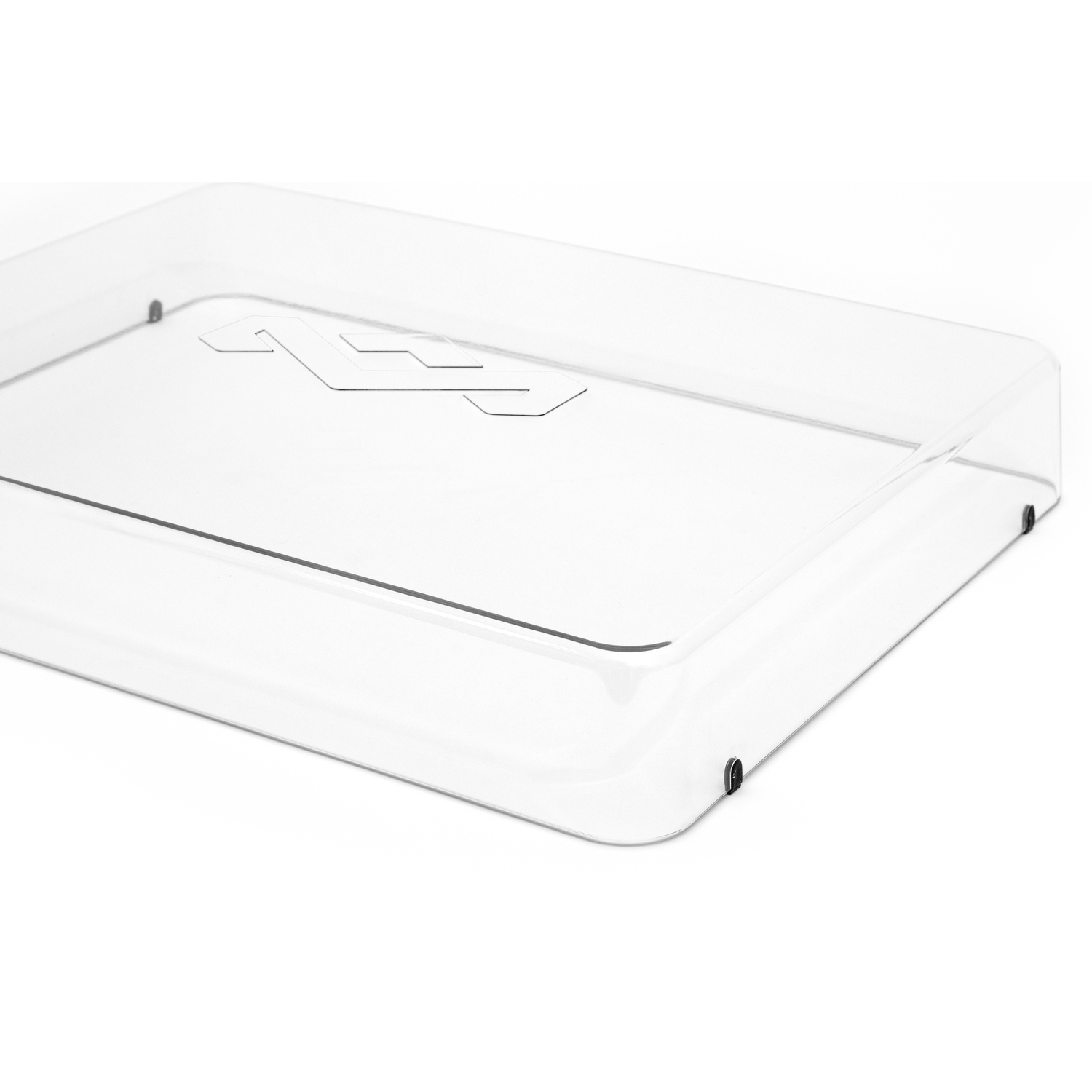 Récipient rectangulaire en plastique transparent avec couvercle, légèrement entrouvert sur surface blanche.