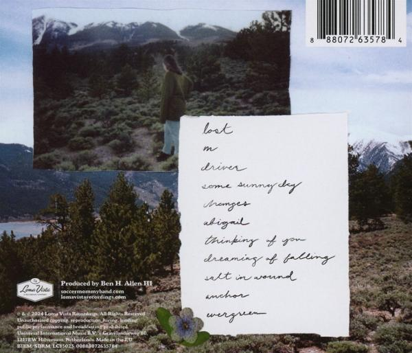 Die Rückseite eines Albums mit einer Berglandschaft und handgeschriebenen Texten.