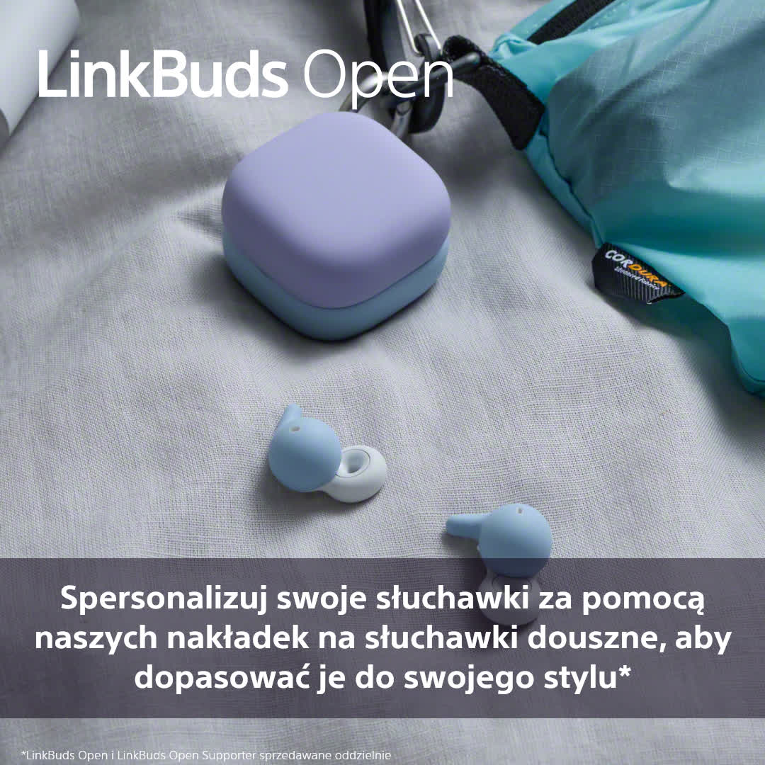 Słuchawki, etui i woreczek na teksturowanej powierzchni. Słuchawki są jasnoniebieskie i białe. Etui jest fioletowe i niebieskie.