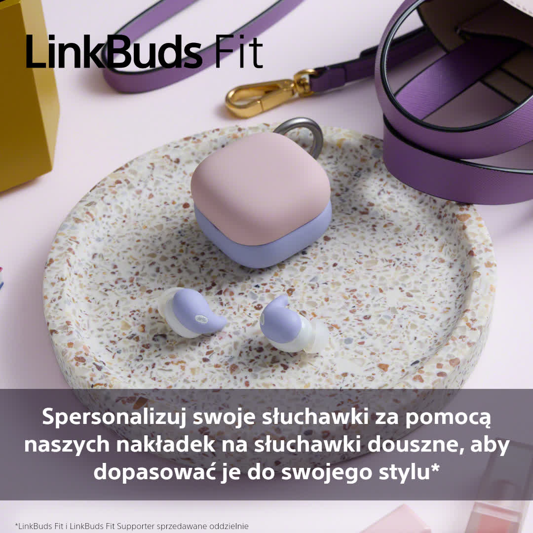 Słuchawki i etui na nakrapianej tacy. Fioletowy pasek torby i złote okucia w tle. Tekst: Spersonalizuj swoje słuchawki.