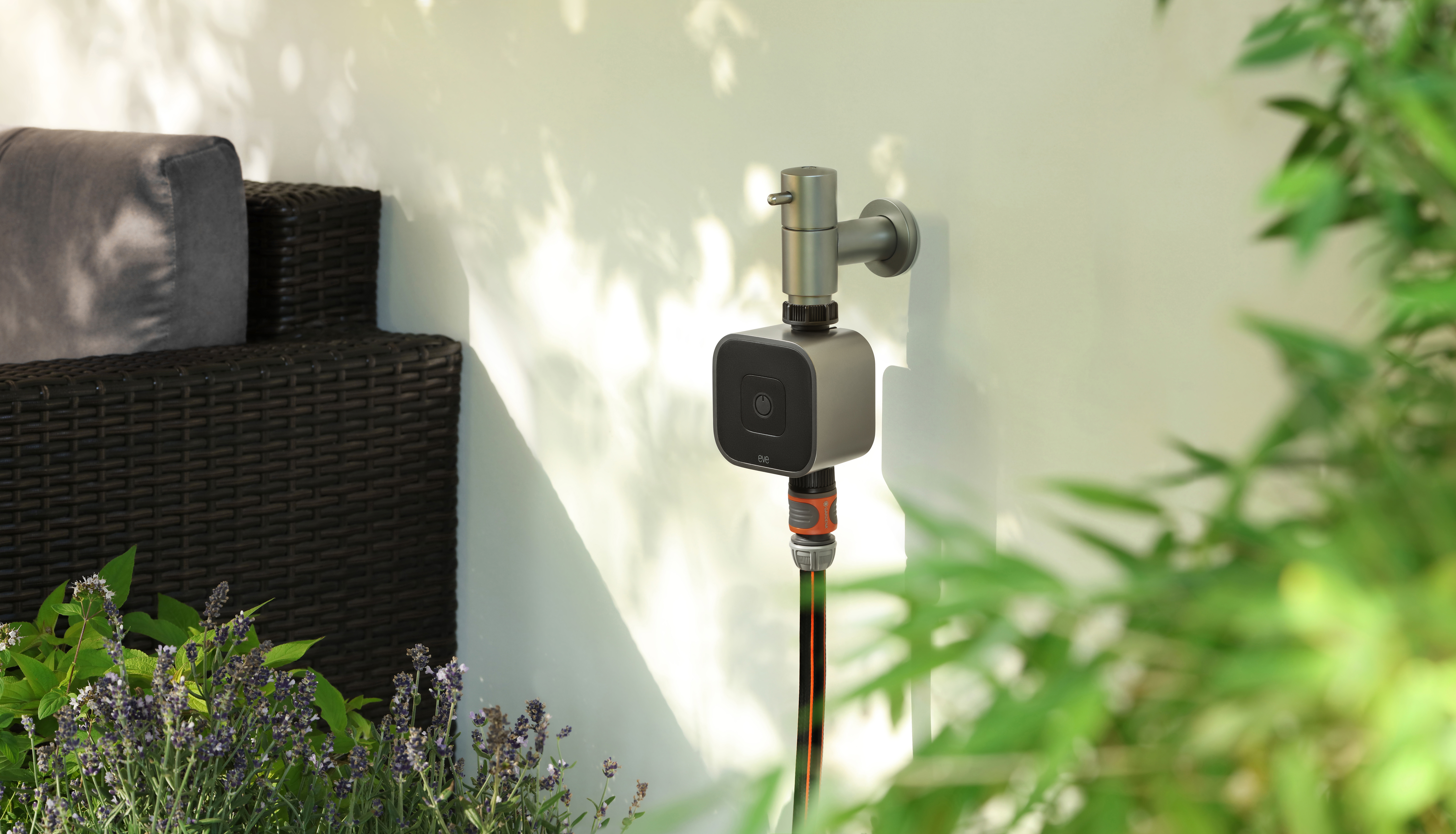 Smarter Wasserhahn-Timer im Garten installiert.